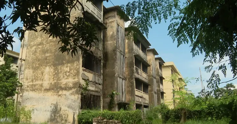 রাজশাহীতে পরিত্যক্ত সরকারি কোয়ার্টার